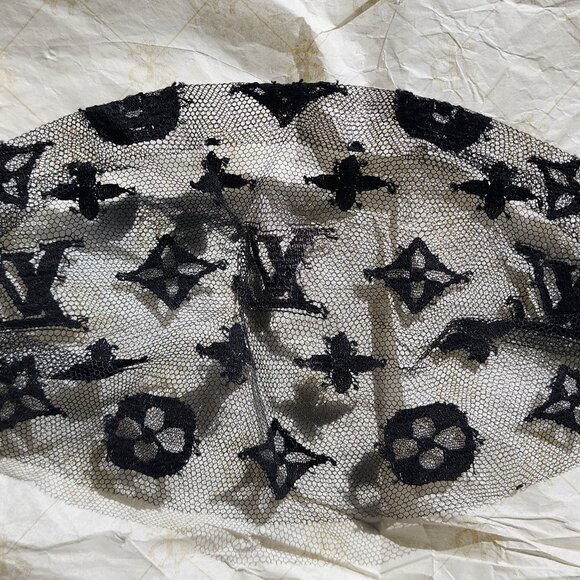 LOUIS VUITTON - EXTREMELY RARE, AUTHENTIC, ICONIC, LACE, MONOGRAM FACE MASK - Picture 3 of 16